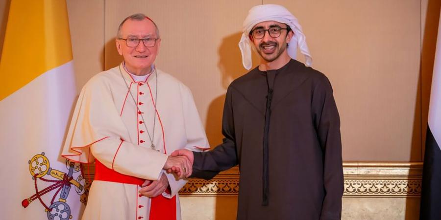 عبدالله بن زايد يلتقي أمين سر الفاتيكان في أبوظبي