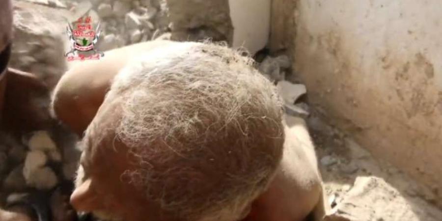 اخبار اليمن | بعد أن قصفت مليشيا الحوثي منزله.. مسن يمني يظهر وهو ينازع الموت تحت الأنقاض!