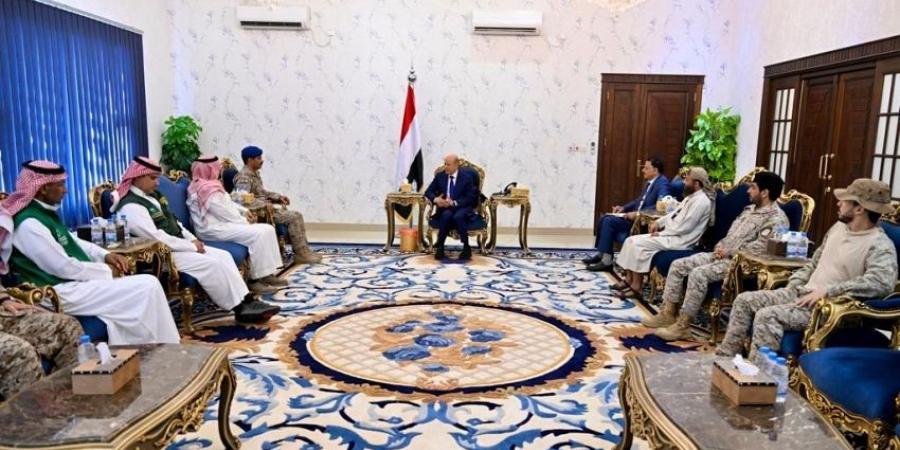 اخبار اليمن | كشف تفاصيل لقاء جمع رئيس مجلس القيادة مع وفد من قيادة القوات المشتركة