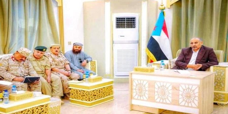 اخبار اليمن | هذا ما قال الزبيدي عن «درع الوطن» في أول لقاء جمعه بقائدها