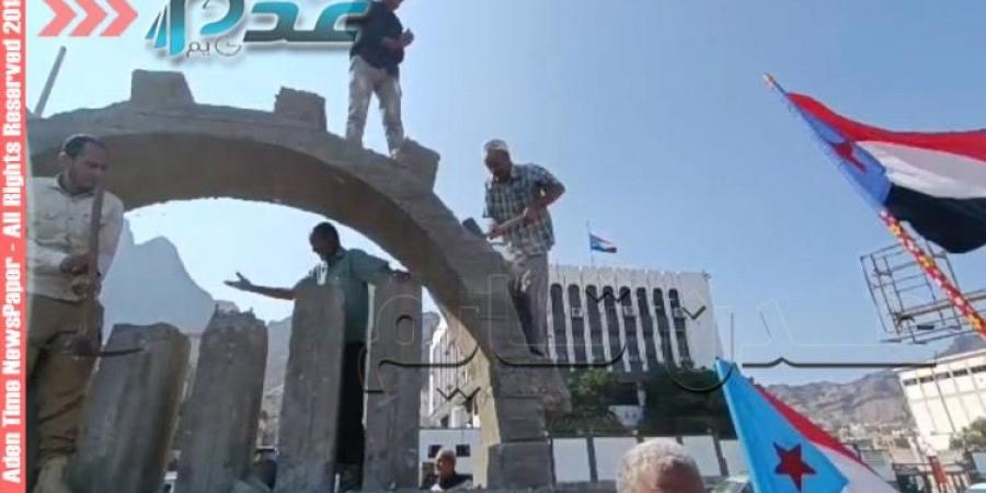 اخبار اليمن | شاهد بالصور لحظة هدم مجسم في دوار بالعاصمة عدن