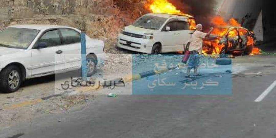 اخبار اليمن | شاهد : اول صورة لاحتراق سيارتين بنفق عدن