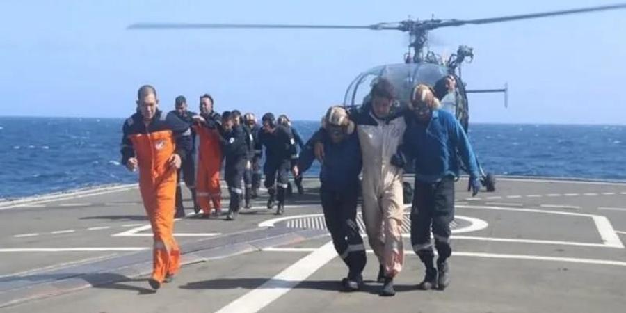 اخبار اليمن | بالطيران.. إجلاء أفراد طاقم السفينة ‘‘ترو كونفيدنس’’ بعد هجوم حوثي أودى بحياة عدد منهم (فيديو)