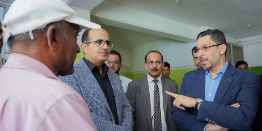 اخبار اليمن | رئيس الوزراء يباغت مؤسسة حكومية في عدن بزيارة مفاجئة ويحيل إدارتها للتحقيق بسبب ”سوء النظافة”