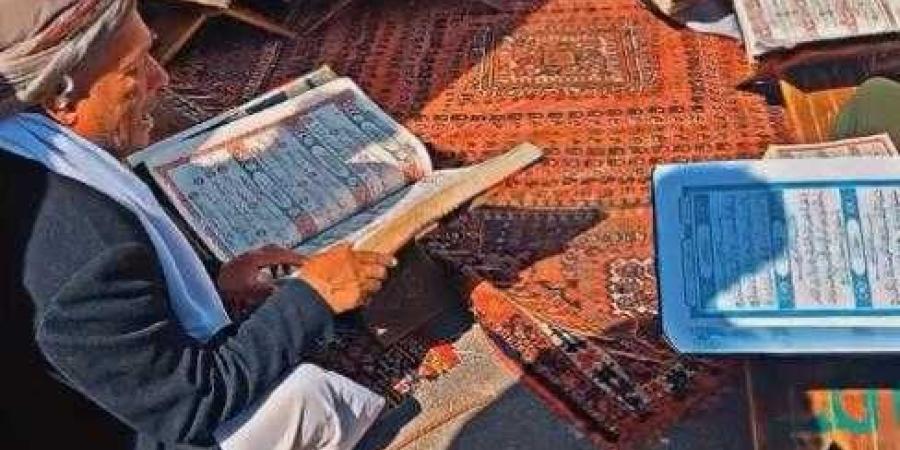 اخبار اليمن | شاهد: أسلوب تعليم قراءة القرآن بطريقة غريبة في الجامع الكبير بصنعاء يثير الجدل على السوشيال ميديا