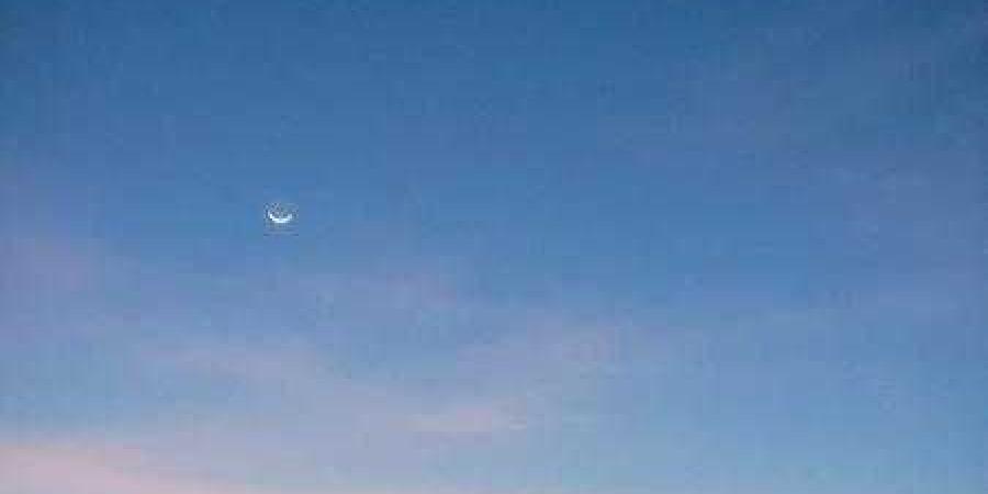 اخبار اليمن | بعد تعذر رؤيته يوم أمس من قبل مركز الفلك الدولي .. شاهد أول صورة لهلال رمضان صباح اليوم الإثنين