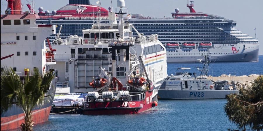 أول سفينة تحمل مساعدات إنسانية إلى غزة تنطلق من قبرص