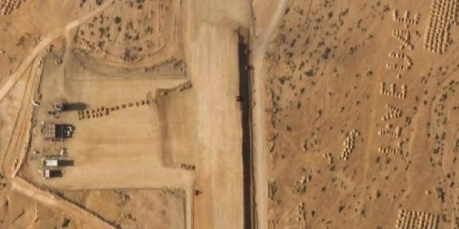 اخبار اليمن | اليمن: صور تكشف بناء مهبط طائرات في سقطرى وبجانبه عبارة "أحب الإمارات"