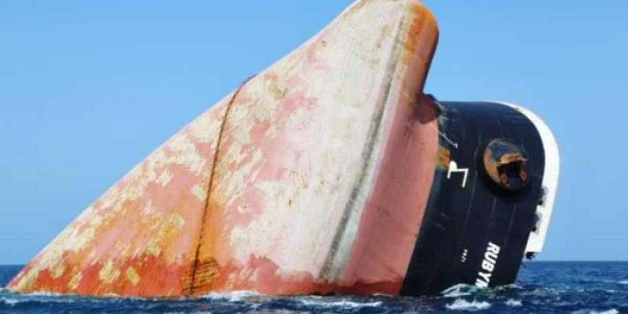 اخبار اليمن | شاهد اللحظات الأخيرة لغرق السفينة البريطانية ”روبيمار” بالبحر الأحمر