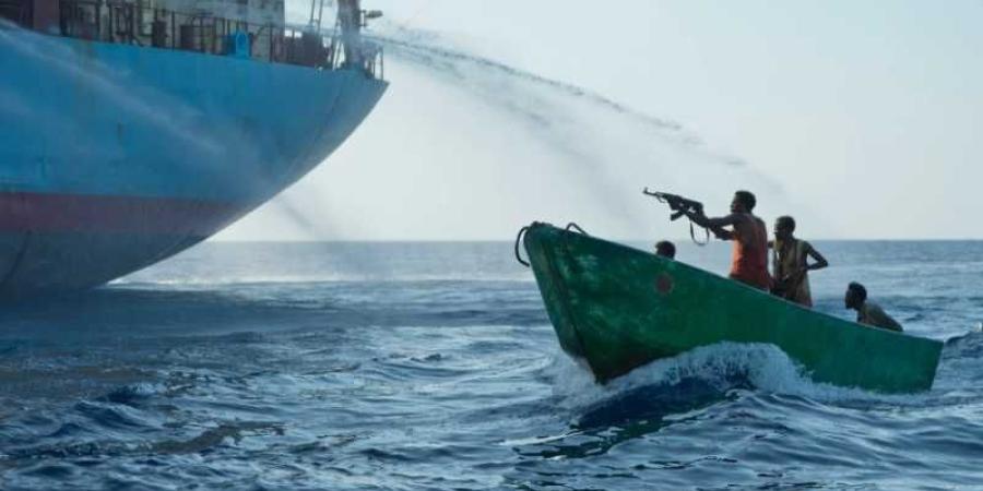 اخبار اليمن | عاجل: عدد كبير من المسلحين يعتلون سفينة بالقرب من خليج عدن وإعلان للبحرية البريطانية