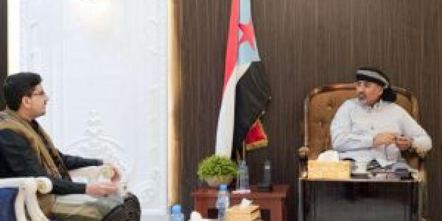 الرئيس الزُبيدي يطلع على مستجدات الأوضاع في محافظة المهرة
