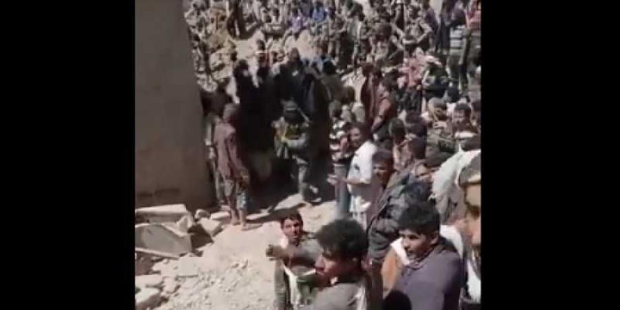 اخبار اليمن | ميليشيا الحوثي تطلق النار على المواطنين في الشارع العام بمدينة رداع