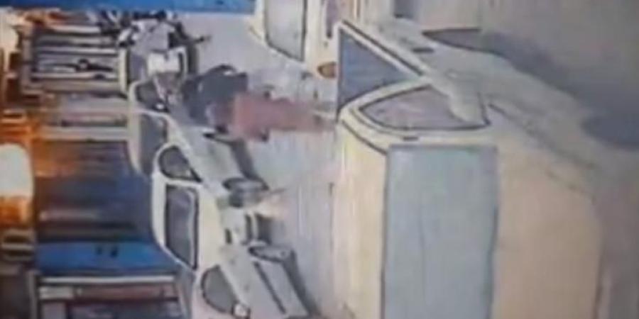 اخبار اليمن | عصابة مسلحة تعتدي على محل تجاري وصاحبه في عدن ”فيديو”