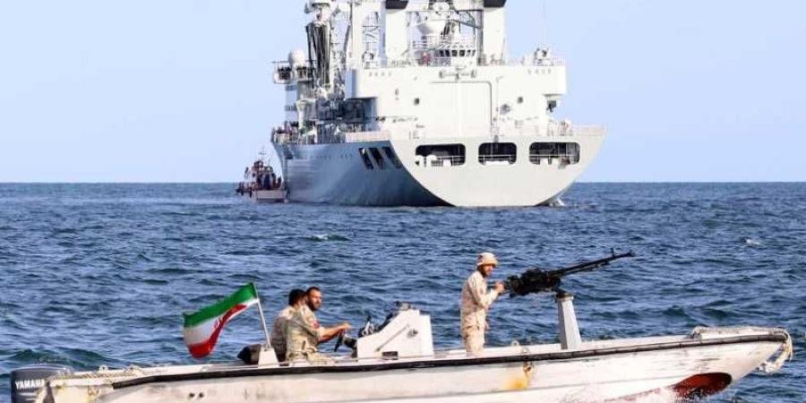 اخبار اليمن | ماذا يعني مناورات الصين وروسيا وإيران بخليج عمان وعلاقتها بهجمات الحوثيين البحرية؟