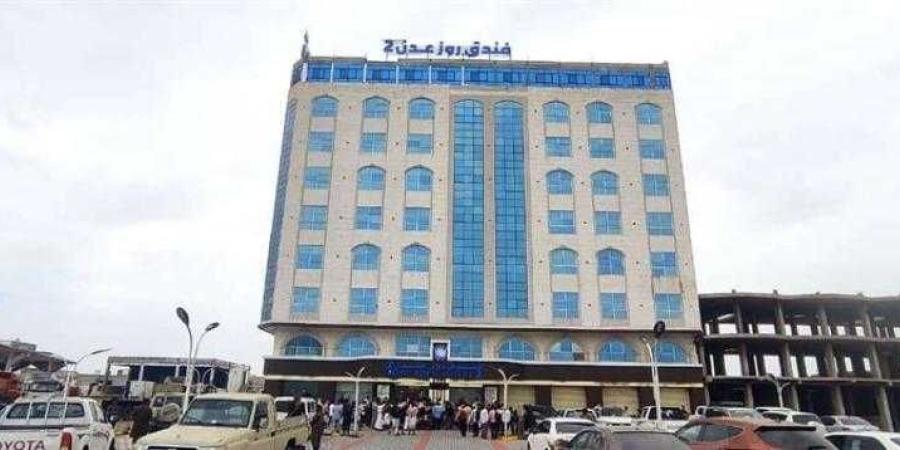 اخبار اليمن | ”عصابة ملثمة تُرهب عدن باقتحام فندق واختطاف نجل مالكه”