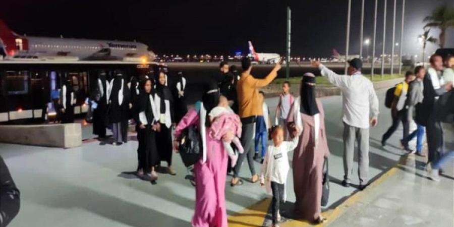 وصول نحو 190 يمنيا عالقا في السودان إلى مطار عدن الدولي