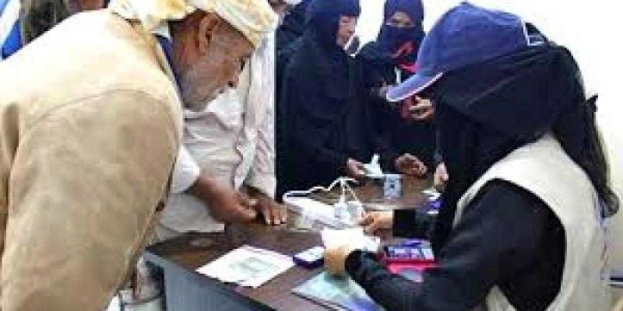 اخبار اليمن | توقف الحوالات المالية من مناطق سيطرة الشرعية إلى مناطق الحوثيين عقب بدء العمل بالشبكة الموحدة