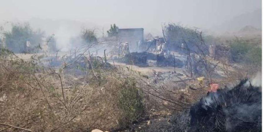 إصابة نازح ونازحة واحتراق أربعة مساكن جراء حريق مخيم للنازحين في الحديدة اليمنية