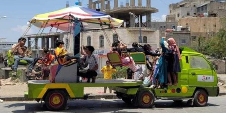 اخبار اليمن | حديقة متجولة.. فكرة جديدة في تعز للتغلب على الحصار وتعويض نقص الحدائق في المدينة المزدحمة