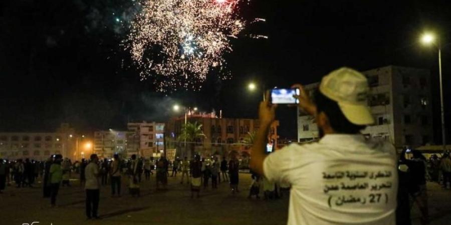 اخبار اليمن | شاهد: سماء عدن تزدان بالألعاب النارية احتفالاً بالذكرى التاسعة لتحريرها من المليشيات الحوثية