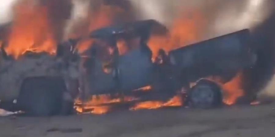 اخبار اليمن | فيديو مؤلم لحادث التصادم المروع الذي أودى بحياة 13 جنديا في صحراء الجوف ”شاهد”
