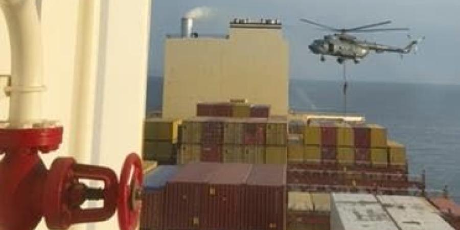 مروحية وكوماندوز.. فيديو يظهر استيلاء إيران على سفينة قرب مضيق هرمز