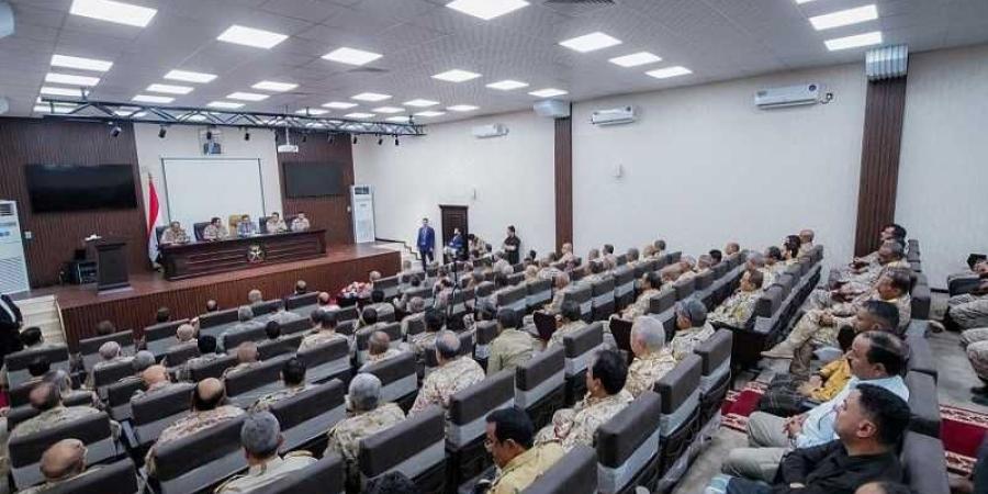 اخبار اليمن | أول تحرك عسكري لرئيس الوزراء ووزير الدفاع وقادة الجيش بعد الهجوم الحوثي الغادر على جبهة كرش