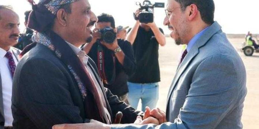 اخبار اليمن | بن مبارك يطير إلى حضرموت والكشف عن سبب الزيارة المفاجئة (فيديو)
