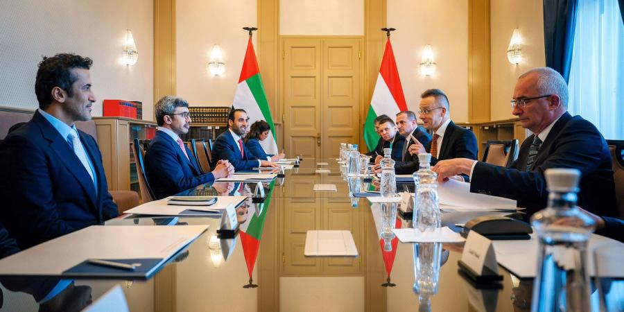 عبدالله بن زايد يلتقي وزير خارجية المجر في بودابست ويبحثان مسارات التعاون بين البلدين