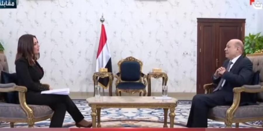 اخبار اليمن | الرئيس العليمي يكشف لمذيعة العربية عن ”سر” وكواليس صادمة حدثت خلال اجتماع عسكري بعدن ”فيديو”