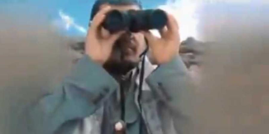اخبار اليمن | ظهور مفاجئ لـ”عبدالملك الحوثي” يراقب السفن في البحر قبل ساعات من الهجوم الإيراني على اسرائيل!