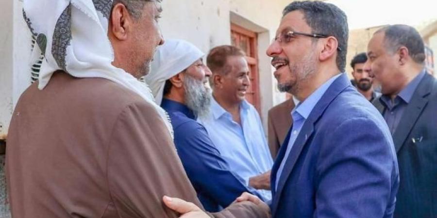 اخبار اليمن | في ذكرى تحرير عدن...رئيس الوزراء يزور اسرة احد ابطال التحرير