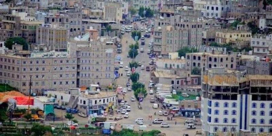 اخبار اليمن | مسلحون حوثيون ينهالون بالضرب على أحد الباعة ويهددونه بالسجن بسبب الجبايات