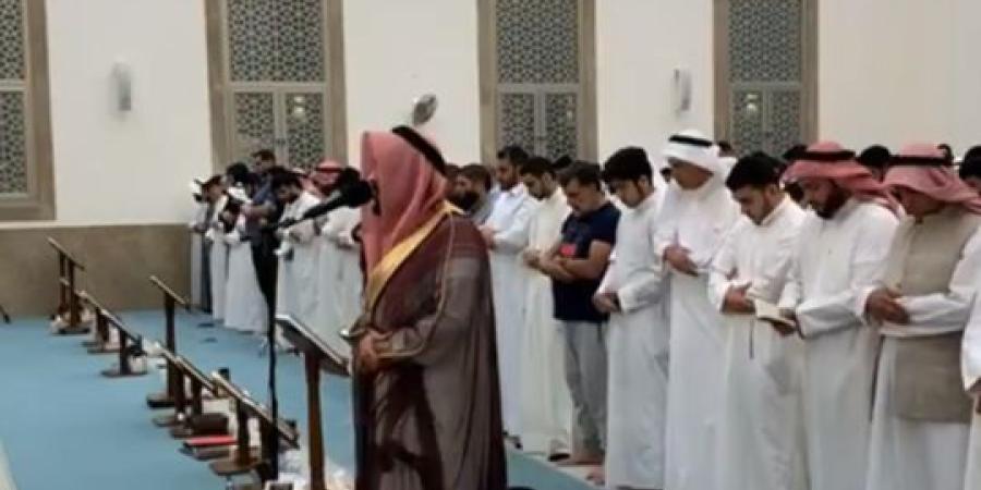 الكويت..فيديو لرجل يصرخ خلف الإمام خلال الصلاة.. (فيديو)